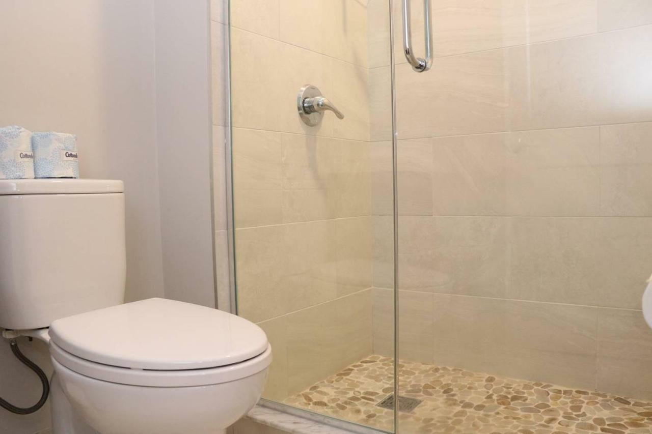 A Stylish Stay W/ A Queen Bed, Heated Floors.. #15 Brookline Luaran gambar